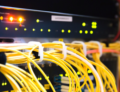 Cables amarelos e router.